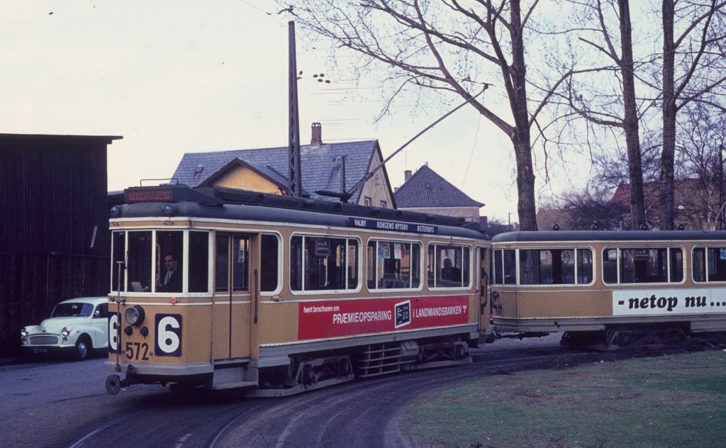 K�benhavn / Kopenhagen K�benhavns Sporveje / Kopenhagener Strassenbahnen: Am Freitag dem 25. April 1969 gab es zum letzten Mal Grossraumz�ge auf der Strassenbahnlinie 6. Der letzte Grossraumzug bestand aus dem Tw 572 und dem Bw 1508. - Auf dem Bild h�lt dieser Zug in der Schleife an der Endstelle Ryparken, ehe er zum Betriebshof Svanem�llen f�hrt. 