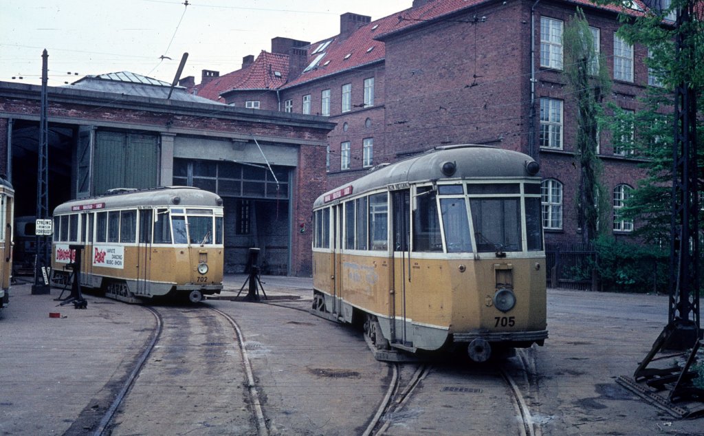 K�benhavn / Kopenhagen KS 702 + 705 Sundby remise (Betriebsbahnhof Sundby) am 27 Mai 1969. - Die beiden Grossraumtriebwagen geh�rten zu der Serie 701 - 708, die von 1949 bis 1952 von den Kopenhagener Strassenbahnen gebaut wurde. Alle Wagen der Serie wurden 1967 nach schweren Bremsfehlern ausgemustert. Nachdem man aufgegeben hatte, die Bremsen auszubessern, wurden die Wagen 702 bis 708 verschrottet. - Der Tw 701 befindet sich heute in der Sammlung des D�nischen Strassenbahnmuseums. 
