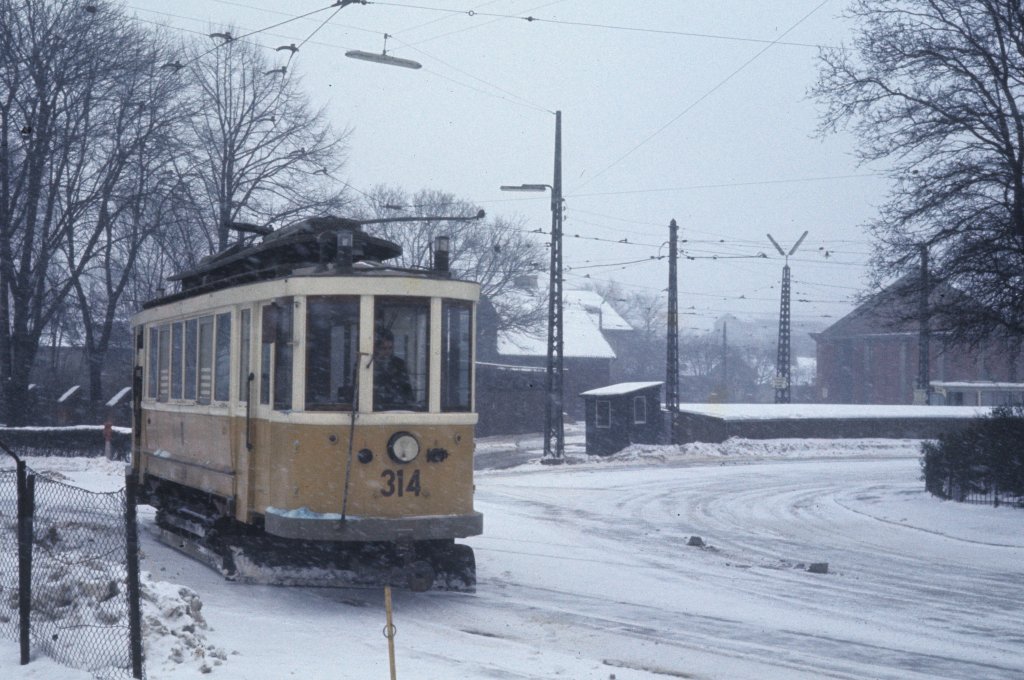 K�benhavn / Kopenhagen KS: Der Arbeitstriebwagen (Salzwagen) 314 h�lt im Februar 1969 in der Schleife am Betriebsbahnhof Svanem�llen.