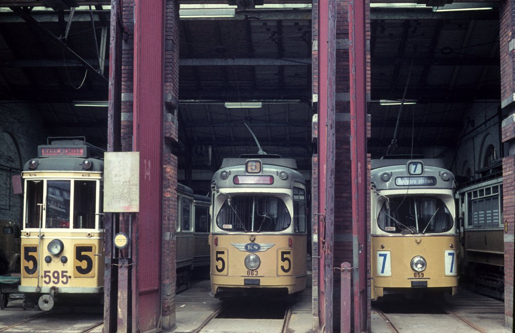 Kbenhavn / Kopenhagen KS: In der Wagenhalle des Betriebsbahnhofs Nrrebro halten am 8. April 1971 der Grossraumtriebwagen 595 und zwei Dwag-Gelenktriebwagen (863 und 859).