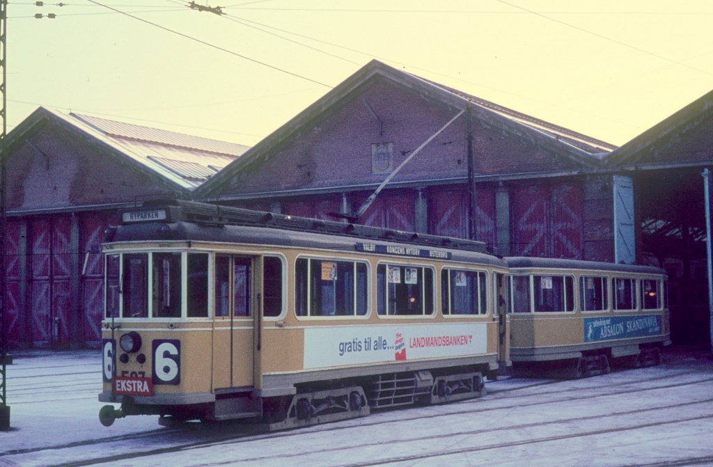 K�benhavn / Kopenhagen KS SL 6 (Grossraumwagen 587) Betriebsbahnhof Svanem�llen im Dezember 1968. - Der Zug wartet auf seinen  Dienst  im Weihnahchtseinkaufsverkehr. - Der Triebwagen befindet sich heute in der Sammlung des D�nischen Strassenbahnmuseums.
