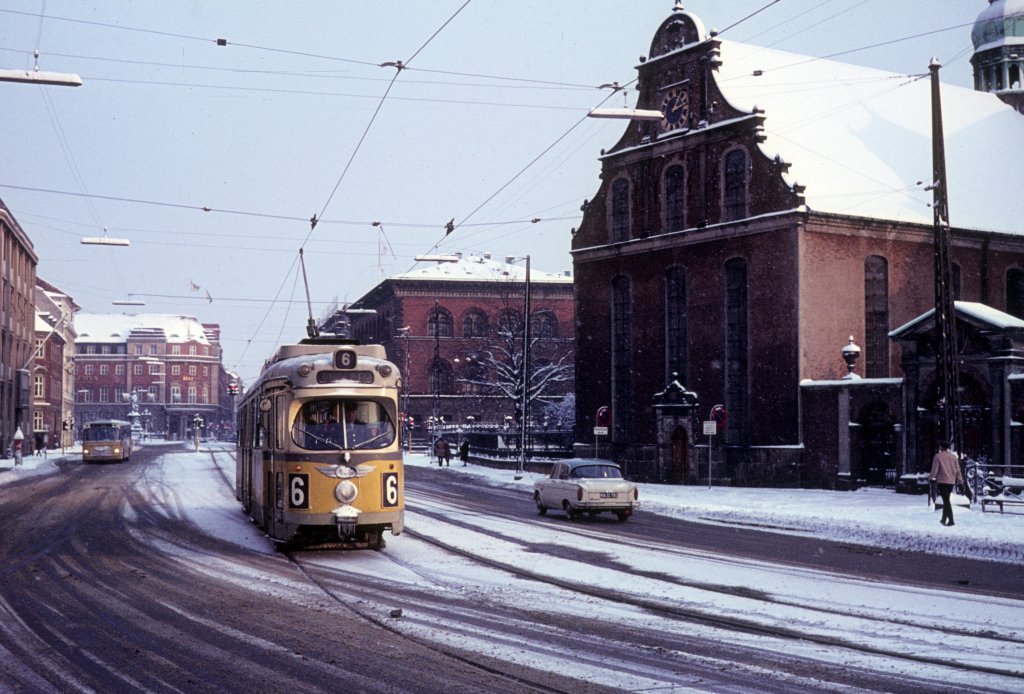 K�benhavn / Kopenhagen KS SL 6 (D�wag-GT6) Holmens Kanal / Holmens Kirke im Dezember 1968.