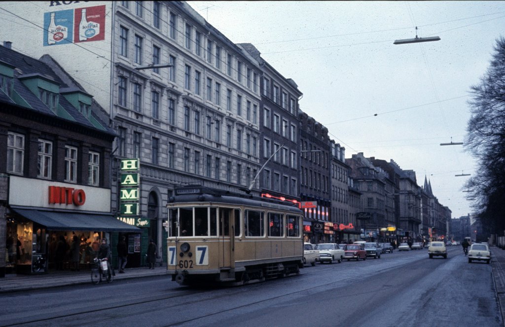 K�benhavn / Kopenhagen KS SL 7 (Grossraumtriebwagen 602) N�rrebrogade / Sj�llandsgade am 2. Februar 1969.