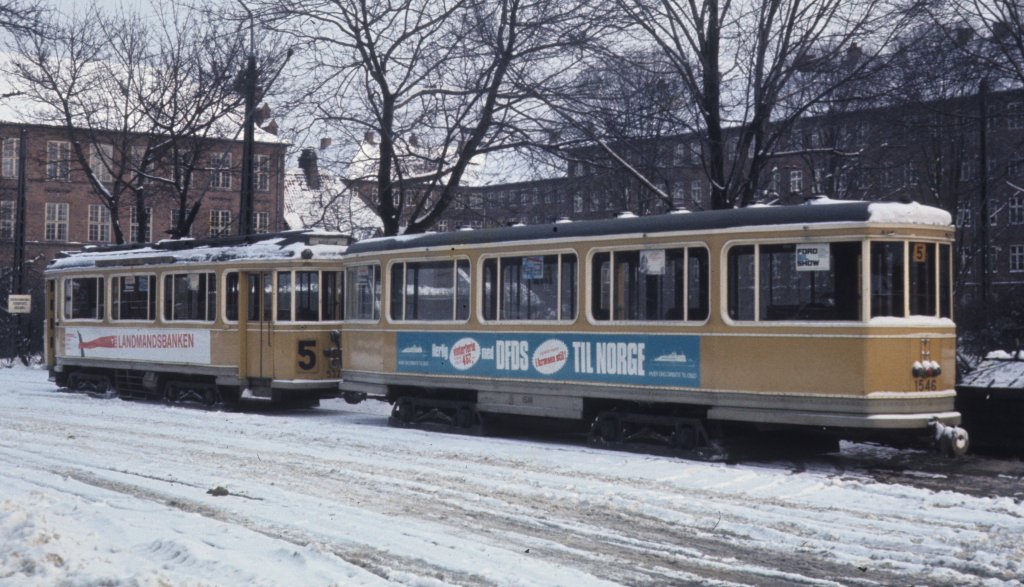 K�benhavn / Kopenhagen KS SL 5 (Bw 1546 + Tw 532) Sundby remise / Betriebsbahnhof Sundby im Februar 1969. - Der Zug h�lt bereit f�r die HVZ.