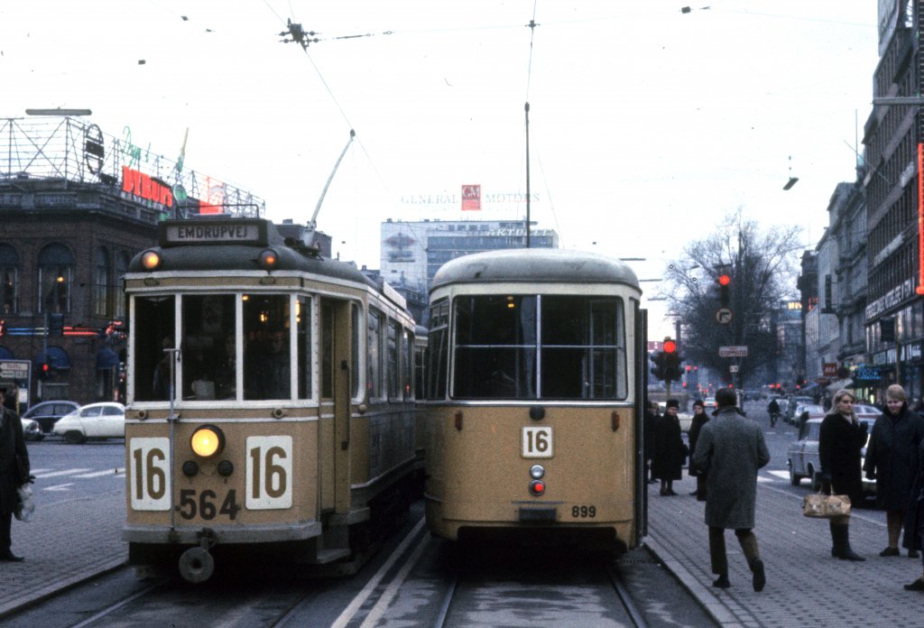 K�benhavn / Kopenhagen KS SL 16 (Grossraumtriebwagen 564 / D�wag-GT6 899) R�dhusplads / Rathausplatz im Februar 1969. 