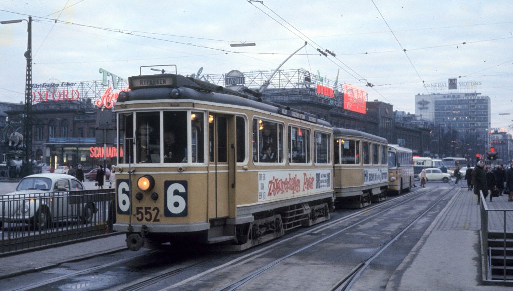 K�benhavn / Kopenhagen KS SL 6 (Grossraumtriebwagen 552) R�dhusplads / Rathausplatz im Februar 1969.