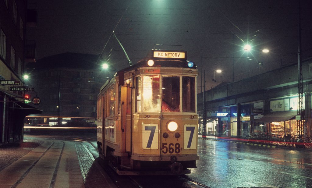 K�benhavn / Kopenhagen KS SL 7 (Tw 568) N�rrebro station (S-Bf) (Endstelle) am 20. April 1969.