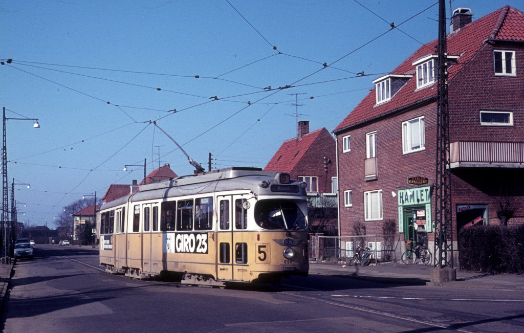 K�benhavn / Kopenhagen KS SL 5 am 18. M�rz 1972: Der D�wag-GT6 896 f�hrt in die Schleife der Endstelle am Formosavej ein.