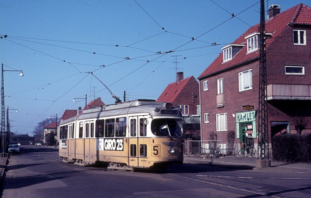 Kbenhavn / Kopenhagen KS SL 5 am 18. Mrz 1972: Der Dwag-GT6 896 fhrt in die Schleife der Endstelle am Formosavej ein.