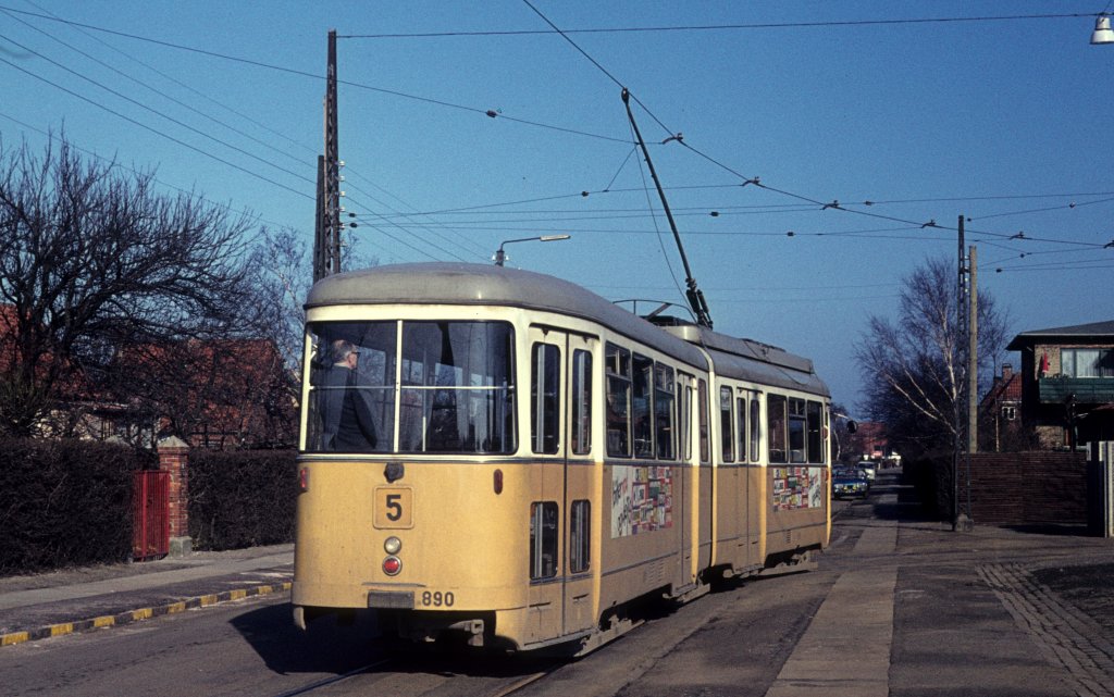 K�benhavn / Kopenhagen KS SL 5 am 18. M�rz 1972: Der D�wag-GT6 890 erreicht die Endstelle Formosavej.