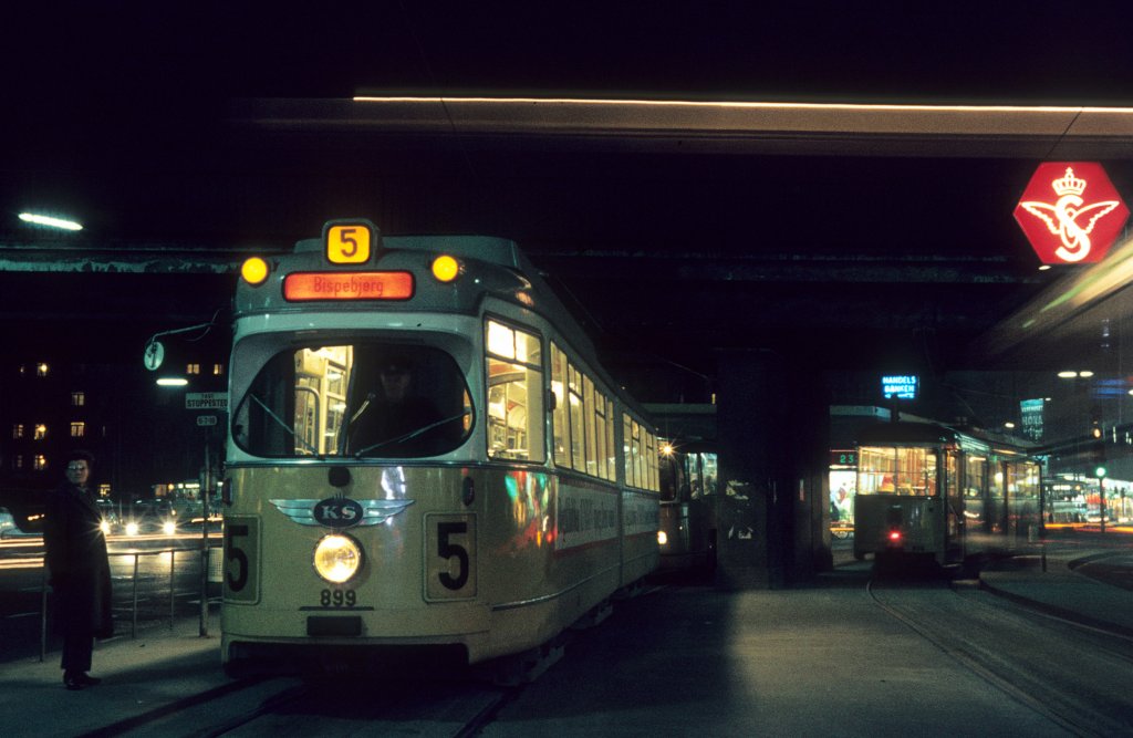 Kbenhavn / Kopenhagen KS SL 5 (Dwag-GT6 899) Nrrebro station (: S-Bf Nrrebro) im November 1968.