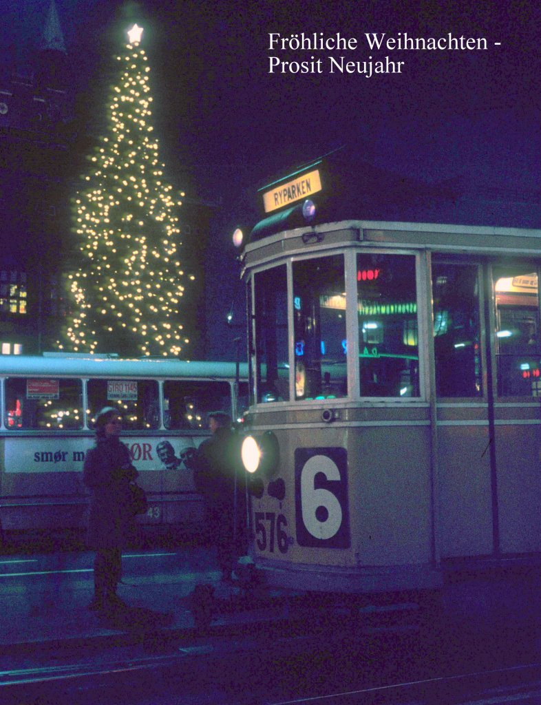 K�benhavn / Kopenhagen KS SL 6 (Tw 576) R�dhusplads (Rathausplatz) im Dezember 1968. - Mit diesem und den folgenden Fotos m�chten mein Sohn Stefan und ich allen Benutzern der Bahnbilder.de, nicht zuletzt den Admins wegen ihrer grossen und selbstlosen Arbeit, den Freunden auf den Bahnbildern und allen, die f�r unsere Fotos Interesse gezeigt haben, frohe Weihnachten und ein sch�nes neues Jahr w�nschen.