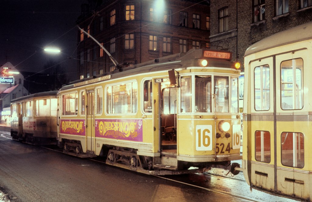 K�benhavn / Kopenhagen KS SL 16 (Tw 524) N�rrebrogade / Bragesgade am 30. Januar 1970. - Den Grossraumzug zog ein D�wag-GT6 bis zum Betriebshof N�rrebro, dessen Einfahrt man nicht sehen kann, da sie sich in der Dunkelheit hinter dem Beiwagen befindet. 