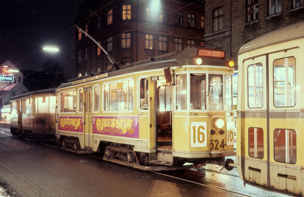 Kbenhavn / Kopenhagen KS SL 16 (Tw 524) Nrrebrogade / Bragesgade am 30. Januar 1970. - Den Grossraumzug zog ein Dwag-GT6 bis zum Betriebshof Nrrebro, dessen Einfahrt man nicht sehen kann, da sie sich in der Dunkelheit hinter dem Beiwagen befindet. 