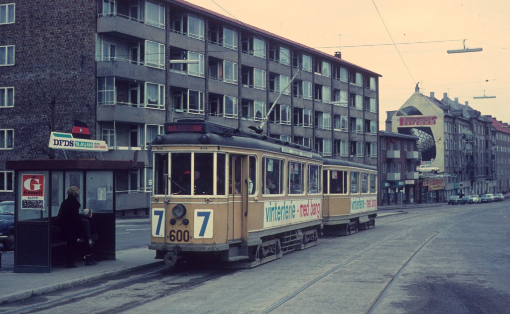 Kbenhavn / Kopenhagen KS SL 7 (Tw 600) Frederikssundsvej / Borups All im Mrz 1970. - Der Zug fhrt in Richtung Husum.