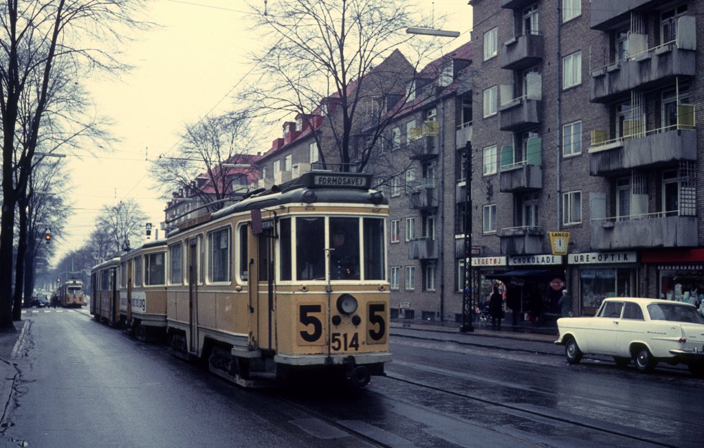 Kbenhavn / Kopenhagen KS SL 5 (Tw 514) Frederikssundsvej / Veksvej am 25. April 1970. - Der Grossraumtriebwagen hatte einen technischen Fehler, und der Grossraumzug musste deshalb von einem Gelenktriebwagen (Dwag-GT6) geschoben werden.