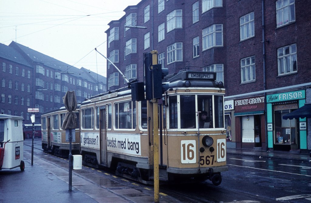 Kbenhavn / Kopenhagen KS SL 16 (Tw 567) Toftegrds Plads am 25. April 1970. - Die Einstellung der Strassenbahnlinie steht vor der Tr. Die Bushaltestelle steht schon da, obschon sie noch verhngt ist.
