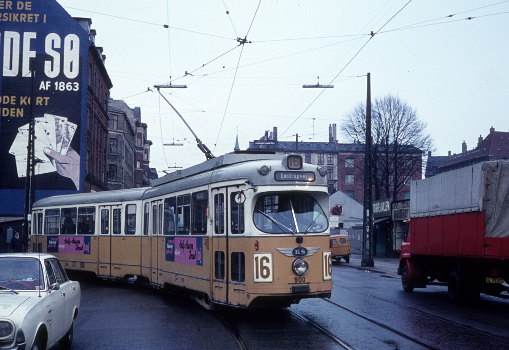 Kbenhavn / Kopenhagen KS SL 16: Der Dwag-Gelenktriebwagen 900 verlsst am Nachmittag des 25. April 1970 den Betriebshof Nrrebro. 