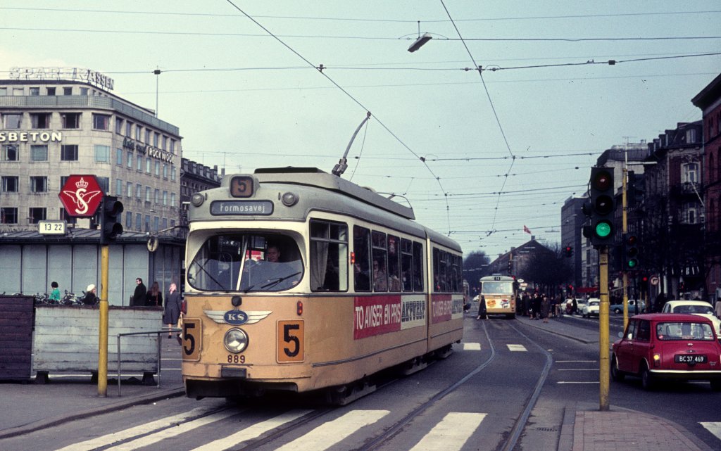 K�benhavn / Kopenhagen KS SL 5 (D�wag-GT6 889) N�rre Voldgade / N�rreport station (: Bahnhof N�rreport) im April 1971.