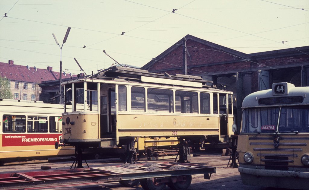 K�benhavn / Kopenhagen KS Triebwagen 266 Sundby remise im Mai 1969. - Der Tw 266, der 1907 von Scandia gebaut wurde, wartet auf den Transport, der ihn zum Verschrottungsort bringen wird.
