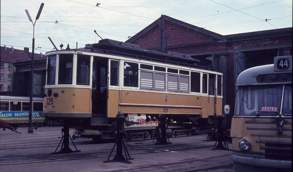 K�benhavn / Kopenhagen KS: Tw 325 aus der Serie 315 - 339, 1912 von der Fabrik Scandia gebaut, steht am 16. Mai 1969 im Betriebsbahnhof Sundby f�r den Transport zum Verschrottungsort bereit. - Der urspr�ngliche Personentriebwagen wurde Anfang der 60er Jahre Salzwagen.