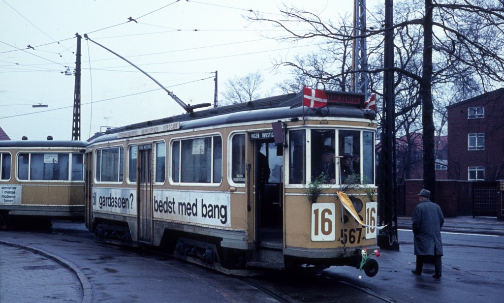 Kbenhavn / Kopenhagen SL 16 am 25. April 1970: Der letzte Grossraumzug hlt an der Endstelle in Emdrup (Emdrupvej, heute Emdrup Torv).