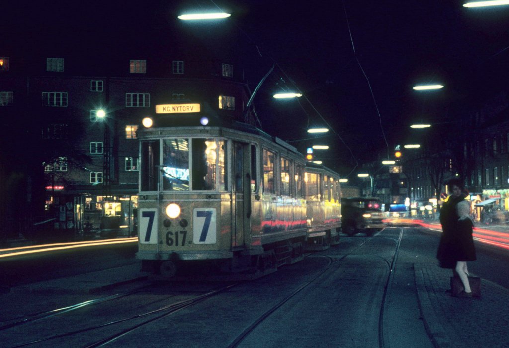 Kbenhavn / Kopenhagen SL 7 (Grossraumtriebwagem 617) Frederikssundsvej / Brnshj Torv im Dezember 1968.