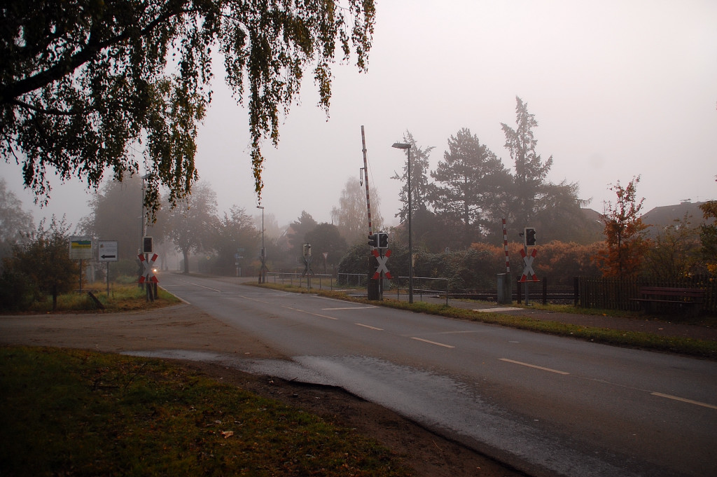 Kbs 145 Bahn�bergang an der Landstrasse in Echem bei Hochnebel...., fotografiert am 27.10.2011

