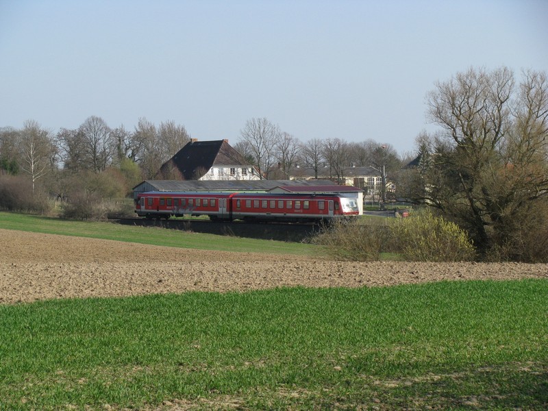 KBS 175; RE 33340 auf der Hhe des ehem. Hp Menzendorf. Kommend aus Bad Kleinen ber Grevesmhlen zur Weiterfahrt nach Lbeck ber Schnberg und Ldersdorf, 07.04.2010