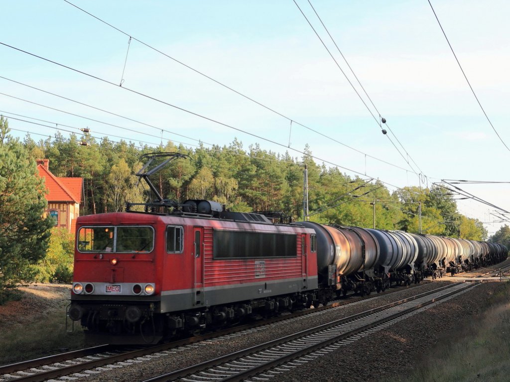KBS 203, MEG 707 (155 230-6) der Mitteldeutschen Eisenbahngesellschaft (MEG) passiert den  Bahn�bergang bei Klein Ziescht (b. Baruth/Mark) am 13. Oktober 2012.