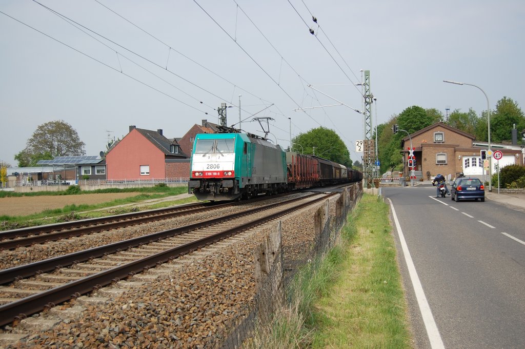 KBS 485 KM 29,2 am Sonntagnachmittag hat Lok 2806 (E186 198-8)  den Bahnbergang  Am alten Wasserwerk  in Sggerath gekreuzt und ist kurz vor Geilenkirchen mit ihrem gemischten Gterzug. 9.5.2010