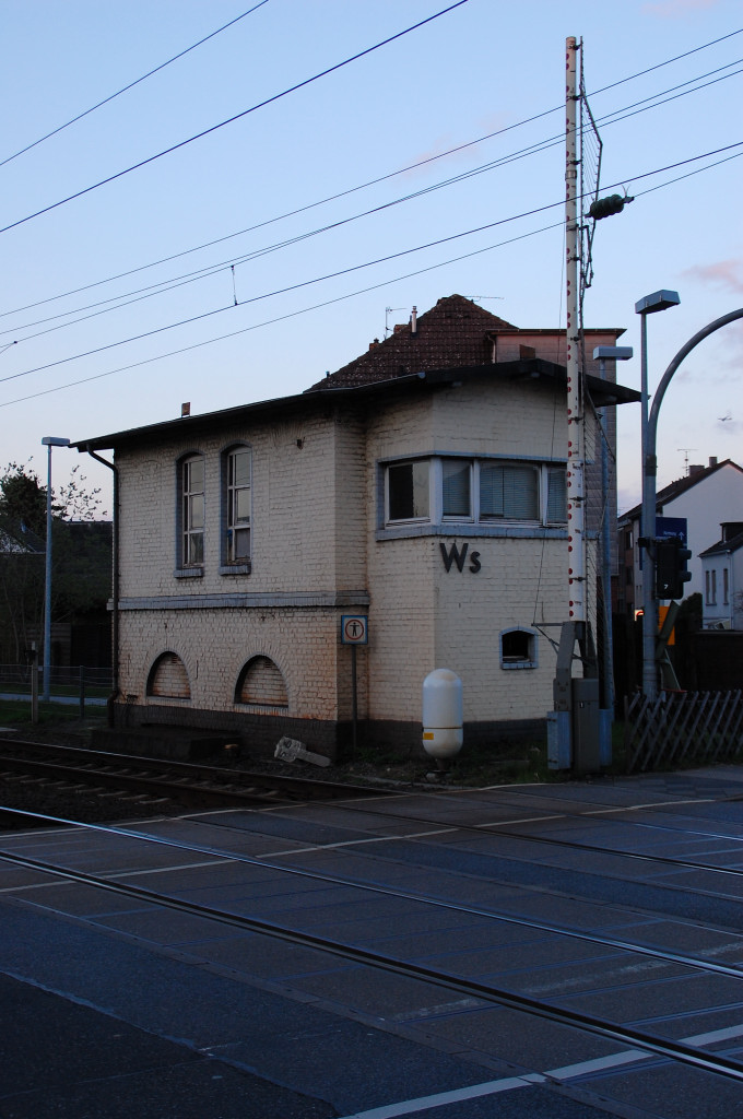 Kbs 485 Stellwerk Wickrath Ws am Bahnbergang Rheindahlener Strae........am Abend 31.3.2012