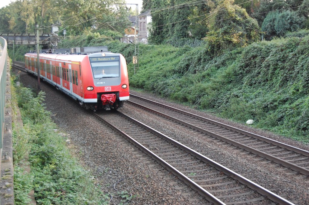 KBS 485 zwischen Rheydt und Mnchengladbach kommt 425 082-5 als RB 33 vorbei auf seinem Weg nach Duisburg. Das Foto ist am Abend des  13. September 2010 gemacht.