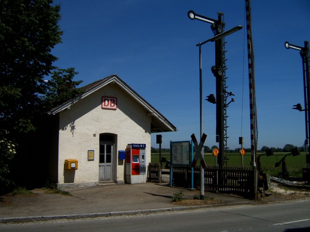 KBS 975 Neu-Ulm - Kempten. 30.05.11
Der kleine, denkmalgeschtzte Bahnhof Gerlenhofen (zwischen Neu-Ulm und Senden (Iller) ) wartet gemtlich auf den nchsten Zug, der etwa in einer Stunde hier hlt. In der Zwischenzeit werden die Signale Richtung Nord und Sd gestellt und die Straenschranke bedient. 