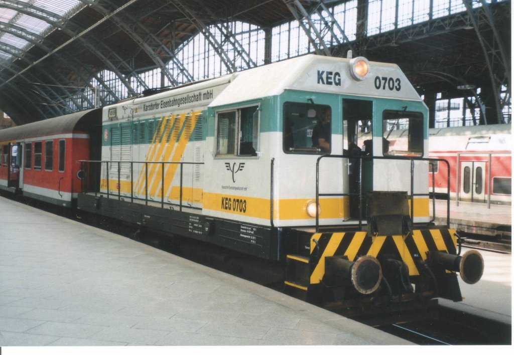 KEG 0703 - ex. T435 0556 - V75 mit einem Sonderzug zum Winzerfest nach Freyburg/Unstrut, kurz vor der Abfahrt auf dem Hbf Leipzig. Als Schublok ist 52 8154 im Einsatz. (September 2001)
