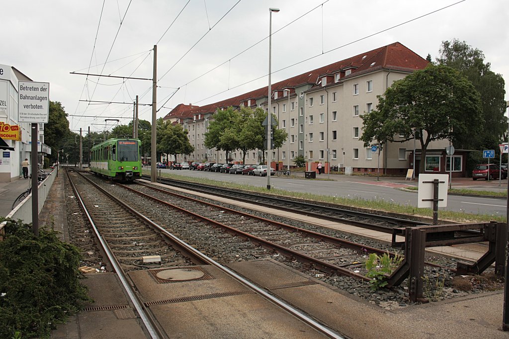 Kehranlage in Wallensteinstra�e mit Stadtbahnzug, am 07.06.2011, an Bahn�bergang.
