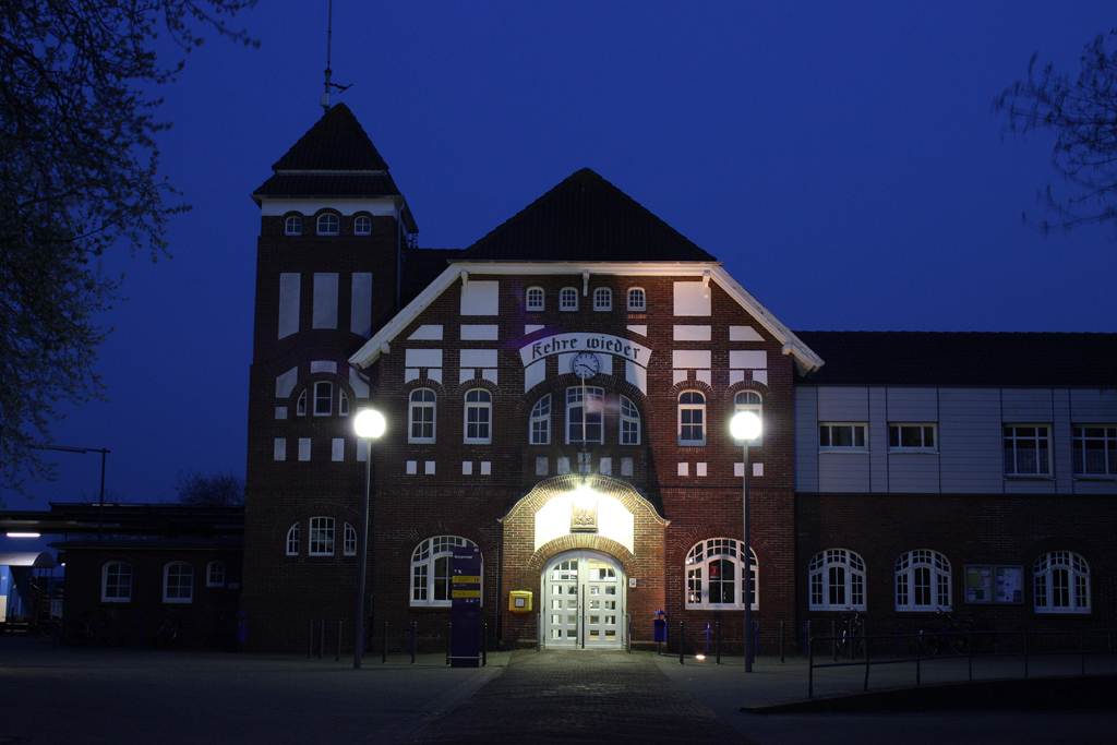  Kehre wieder  Blaue Stunde am Bahnhof Wangerooge. 23.04.2011