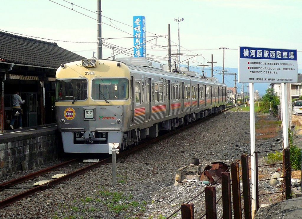 Kei-Konzern, Inokashira-Linie, Serie 3000: Zug Nr. 21 mit modernisiertem Fhrerstand verkehrt heute - zu einem 3-Wagenzug verkrzt - weitab von Tokyo auf der Iyo-Bahn im Nordwesten der Insel Shikoku. Hier steht er (als Iyo-Bahn Zug 3302, mit sdseitigem Endwagen 3502) in Yokogawara in den Bergen von Shikoku, 18.September 2009. 