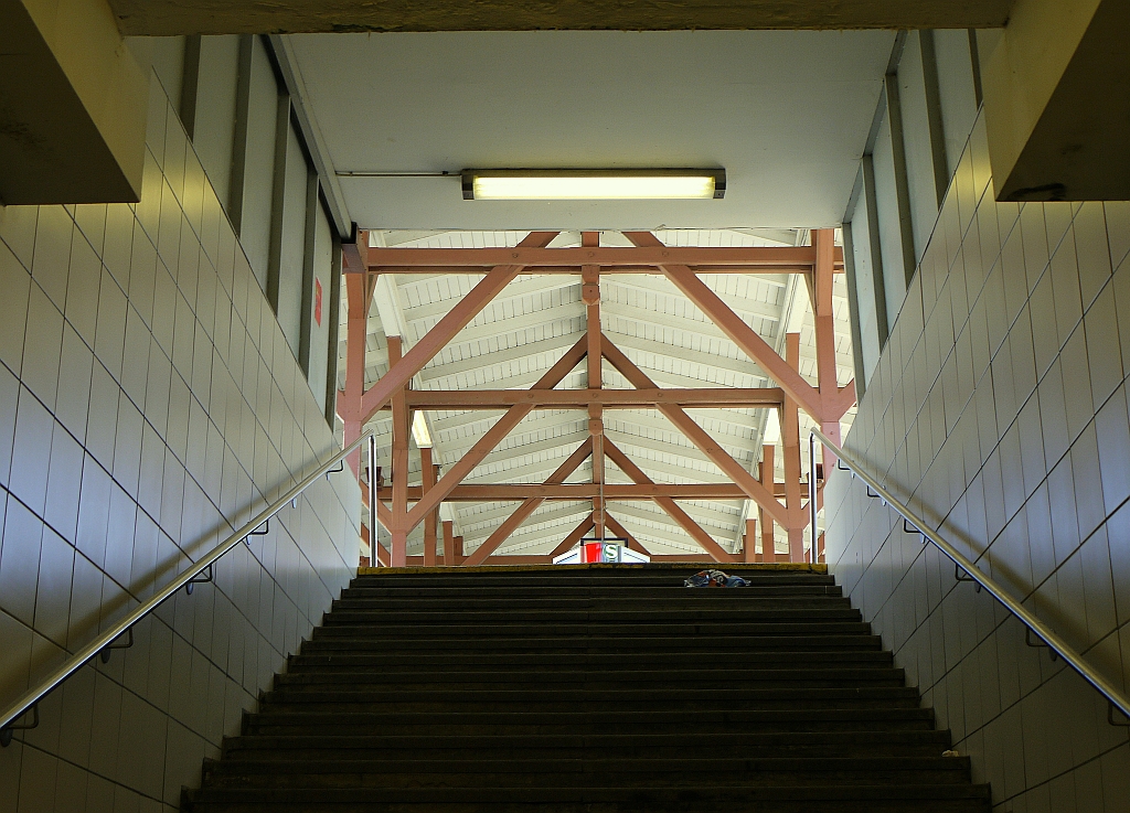 Kein Baugerst, sondern die fast 120 Jahre alte Dachkonstruktion des Hamburger S-Bahnhofs  Rothenburgsort . 8.6.2013