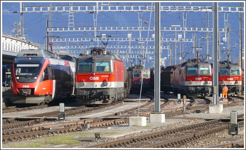 Kein Bild aus sterreich, wie man annehmen knnte, sondern aus dem schweizerischen Grenzbahnhof Buchs. Heute morgen herrschte ein reger Gterverkehr von und nach sterreich und fast smtliche Gleise waren besetzt. 4024 098-8, 1144 203, 420 178-6, 1144 252 und 1144 230. (30.03.2010)
