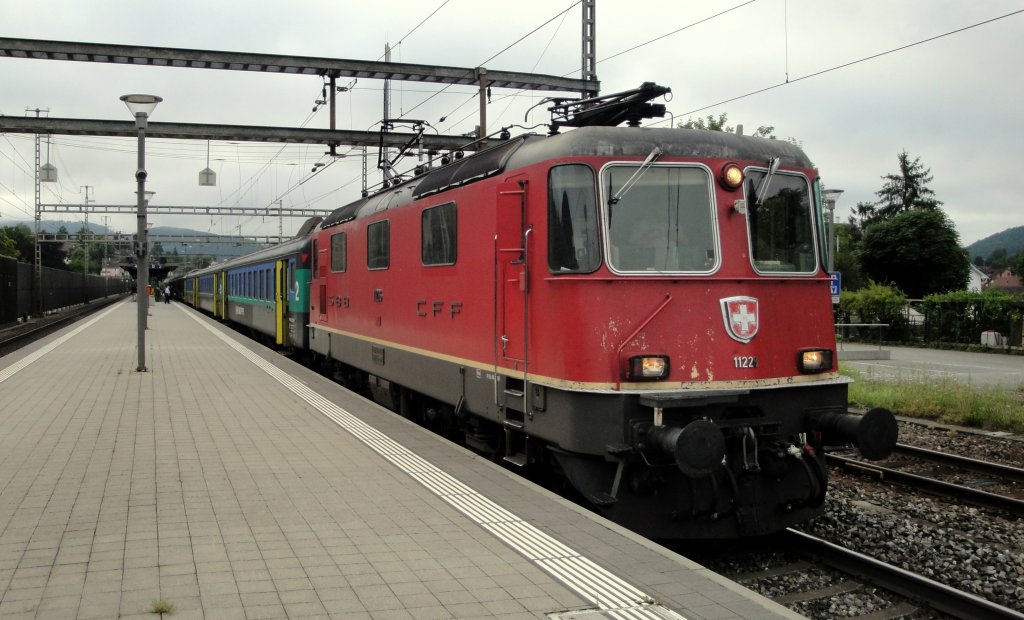 Kein Dispo-Zug: Die Re 4/4  11226 steht am 11.07.11 mit einem IR nach Basel in Gelterkinden. Neben dem einten EW II in der Hauptkomposition, wurden 2 weitere  Papageien  als Verstrkungswagen eingereiht. 