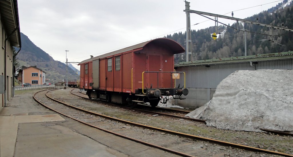 Kein Durchkommen: Durch den am 15.04.10 noch vorhandenen Schnee in Airolo kann der Werkzeugwagen Xs 439-3 nur ber das hintere, jedoch auch versperrte Ende des Gleises auf offenere Abstellstellen kommen.