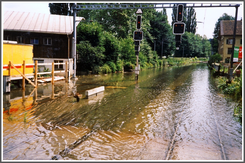 Kein Kanal, sondern die Doppelspur zwischen Rorschach Hafen und Rorschach whrend des Hochwassers im Juli 1987. (07/87)