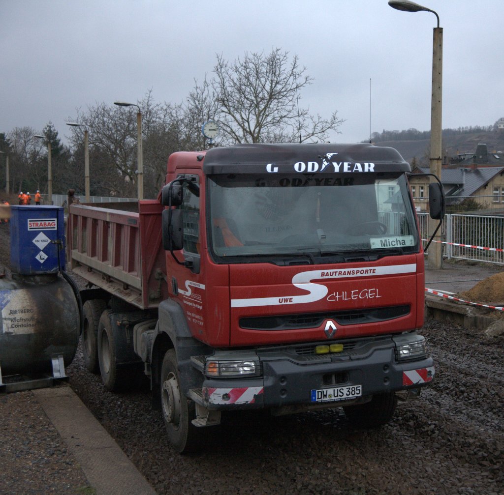 (K)ein Lokportrait, sondern ein typisches Bild auf dem nrdlichen Planum der Gleisanlagen in Radebebeul West. Zum Herstellen  der Baufreiheit fr die neuen S-Bahngleise wird der Schotter , bahntypisch , mit LKW abgefahren, was den Lrm und
die Belastung der Hauptverkehrsstrae in Radebeul noch vermehrt.