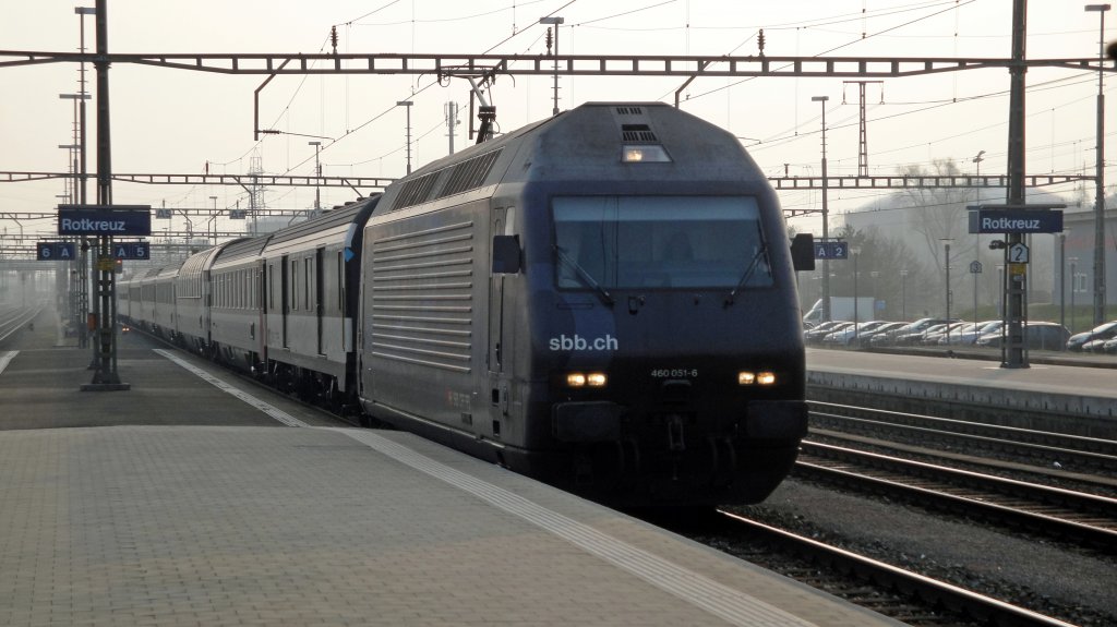 Kein schwarz/weiss Bild: Im Morgennebel, kurz vor Sonnenaufgang durchfhrt die in dunkler Werbung gestalltete Re 460 051-6  Staffelegg  das Perrongleis 5 in Rotkreuz. Die Gotthardinterregios passieren im Normalfall das perronlose Gleis 4, gen Sden wie gen Norden.