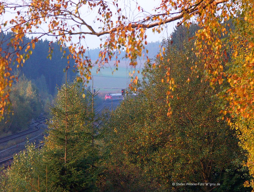 Kein Suchbild, sondern die 218 468 mit dem RE aus Reichenbach am Abend des 31.10.2010 zwischen Feilitzsch und Hof. Links  vor dem dunklen Wald liegt der  Umfahrbahnhof  des schon wieder nicht mehr genutzten Anschlusses der Firma Viessmann....  Die Lok biegt mitten im Bild hinten grade im allerletzten B�chsenlicht um die Kurve...