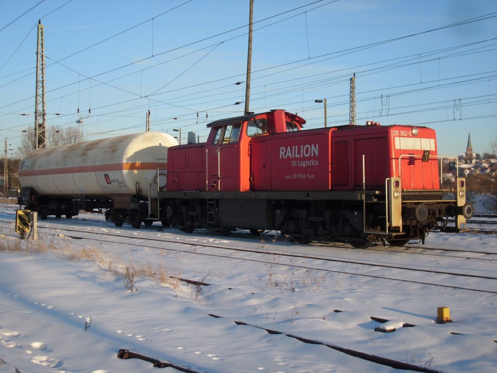 Kein Witz drei Stunden (!) mute 291 902,mit dem Druckgaskesselwagen Zagkks 33 80 792 0 693-8,am 25.Januar 2010 in Bergen/Rgen, auf Ausfahrt warten.