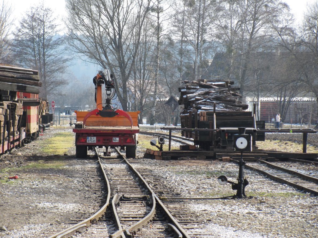 Kein Zweiwegefahrzeug sondern ein enfacher Traktoranhnger hilft beim Mhevollem krzen der Normalspurschwellen auf das 760er Ma am 25.02.2001.Der leider in keinem guten zustand befindliche Oberbau der Stainzer Lokalbahn, bentigt diese Schwellen dringend um den Betrieb im Jahr 2011 zu bewltigen. 