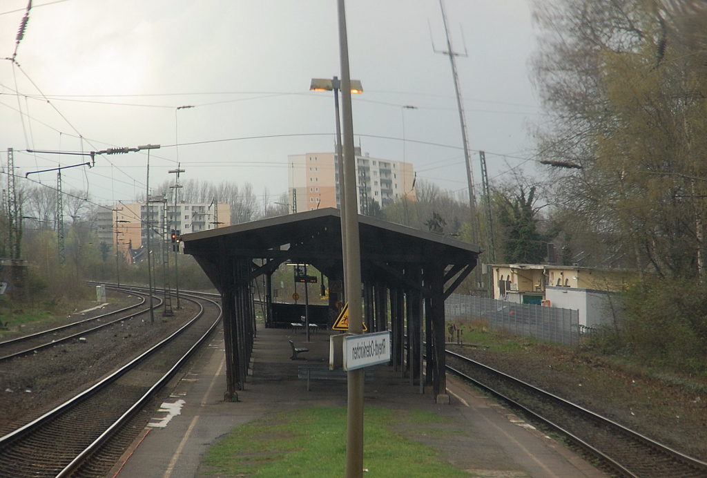 Keine Angst Du bist nicht besoffen, es ist auch kein Aprilscherz. Bei dem Bild handelt es sich lediglich um ein Foto, dass das Spiegelbild vom Bahnsteig f�r den Lokf�hrer in Rheydt-Odenkirchen wieder gibt. Genau diese Aussicht hat er in Richtung Hochneukirch. 1.4.2011