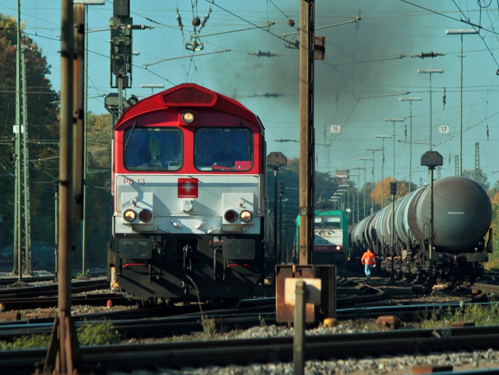 Keine Angst, sie biegt gleich rechts ab. Am 23.10.2011 zieht die rot wei lackierte PB13 von Crossrail einen Containerzug aus Aachen West und folgt der kurze Zeit vorher abgefahrenen Kollegin DE6314 auf der Montzenroute in Richtung Belgien. 